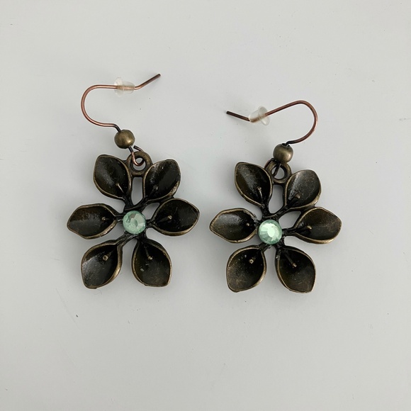 NWOT Antiqued brass bronze tone and green crystal flower earrings - Picture 2 of 3
